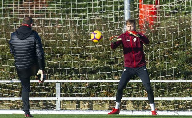 El portero Alex Remiro durante un entrenamiento.