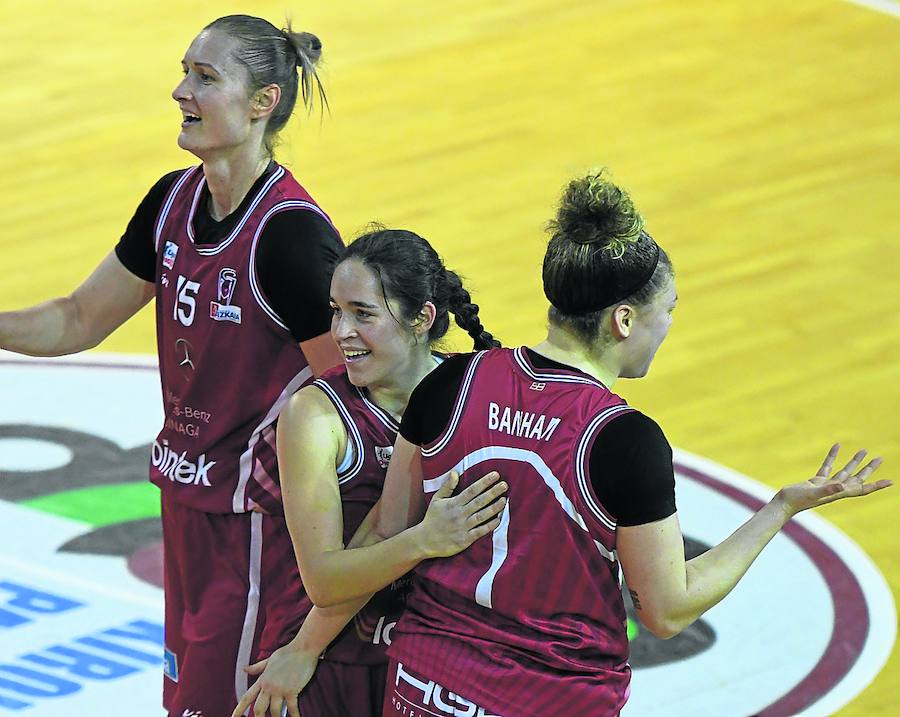 Jugadoras del Lointek celebran la victoria lograda ayer en Maloste.