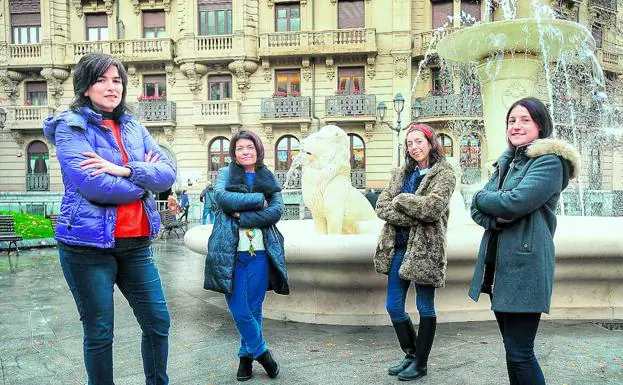 La psicóloga Estíbaliz Alonso, la trabajadora social Marta Torre, la voluntaria Enara Ziaran y la pedagoga Rosa Rodríguez.