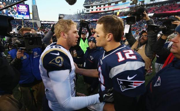 Jared Goff y Tom Brady se saludan antes de un partido entre los Rams y los Patriots en el Gillette Stadium. 
