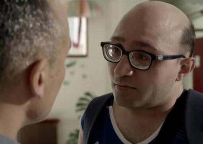 Imagen secundaria 1 - Jesús Vidal con Javier Gutiérrez en 'Campeones' y con una camiseta del equipo de sus amores, la Real Sociedad, en el último Festival de San Sebastián.