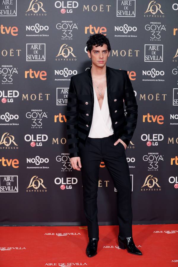 Eduardo Casanova: El joven actor ha aportado un toque de originalidad y frescura a los clásicos trajes masculinos con una camisa blanca con pronunciado escote y chaqueta de estilo militar con detalles dorados de Balmain.