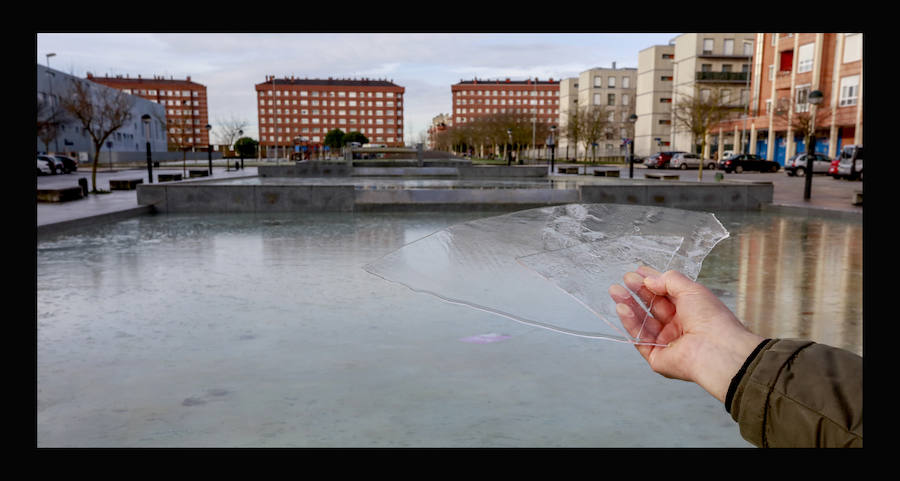 Fotos: Frío y resbalones en Vitoria en una jornada con heladas