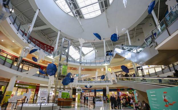 Vigilantes de seguridad interceptaron a la nieta de 6 años de esta mujer cuando salía de una tienda del centro comercial El Boulevard.