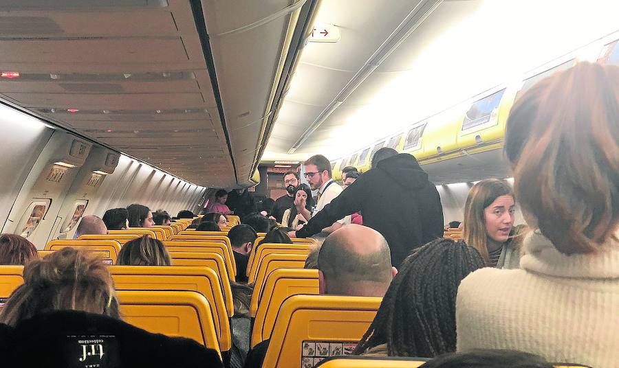 Algunos de los pasajeros retenidos tuvieron que ser atendidos por crisis de ansiedad. 