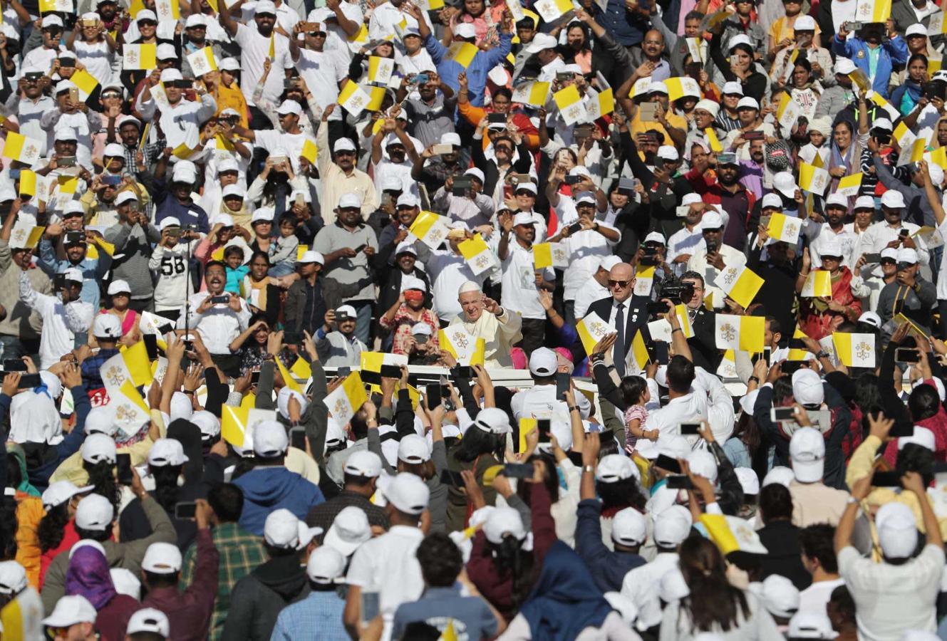 El Papa Francisco saluda a la multirud al llegar a una celebración eucarística para 170.000 católicos en el estadio de la Ciudad Deportiva Zayed, en Abu Dabi