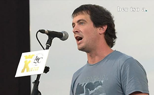 Aimar Karrika, bertso bat botatzen.