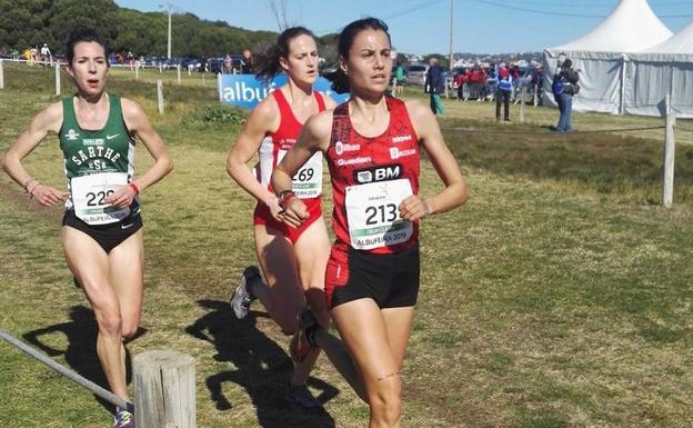 Gema Martín tira de dos atletas durante el Europeo de Albufeira.