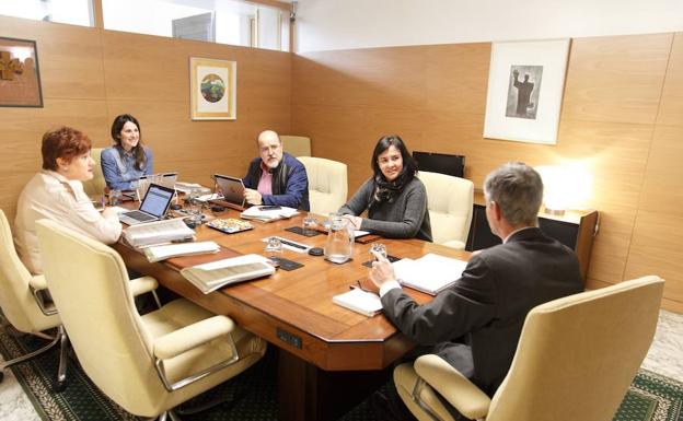 La Mesa del Parlamento Vasco se ha reunido este martes en Vitoria.