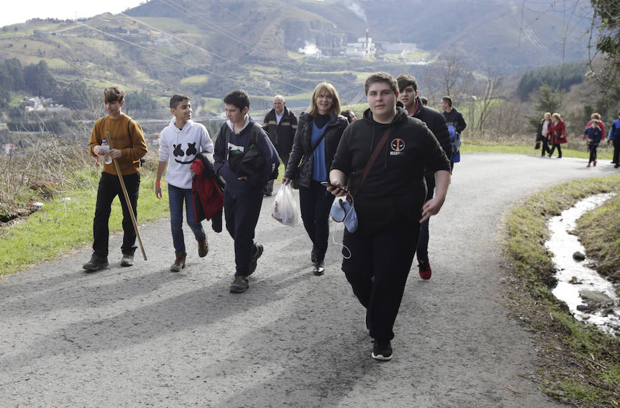 Jóvenes y mayores se han dado cita en el monte baracaldés para disfrutar de un paseo por una de las zonas verdes de la segunda urbe vizcaína.