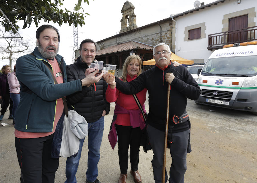 Iñaki Peña, Jesús María Peña, Begoña Gorostiza y Pedro Ángel Álvarez son de los fieles a la romería. «El año pasado hizo malísimo y lo normal es que el domingo venga más gente, pero con este tiempo esto se llena».