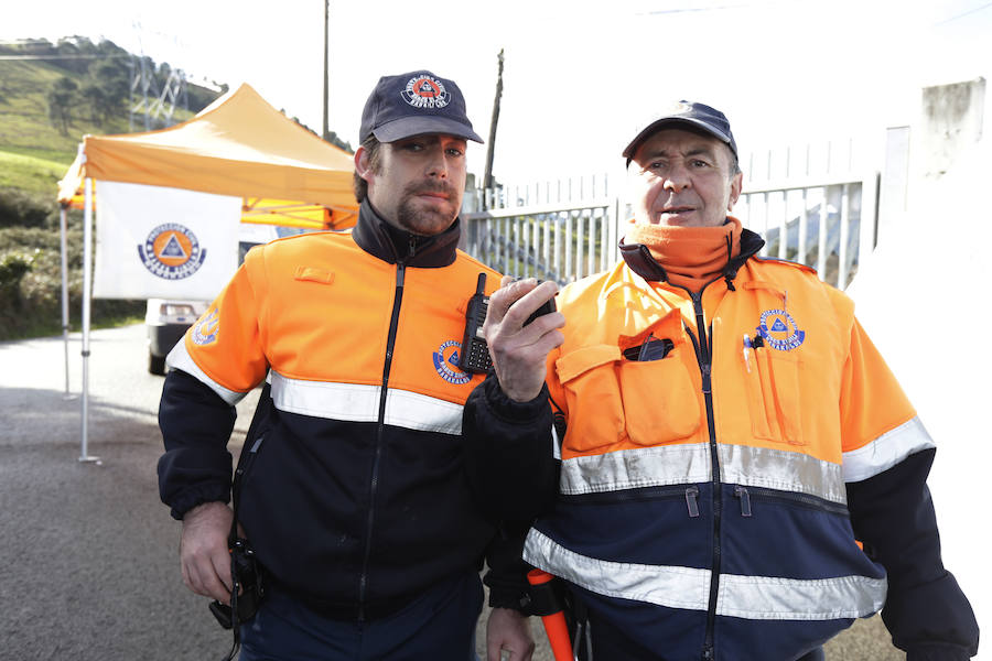 Enaitz Olearain y Antonio Martínez han velado por la seguridad de los excursionistas. «Estamos desde las nueve de la mañana informando y listos para atender a la gente si hay algún incidente. También hay varios colegios y a los niños les damos pulseras de SOS Deiak. Este año ha salido tan bueno que se han animado a subir muchas personas».