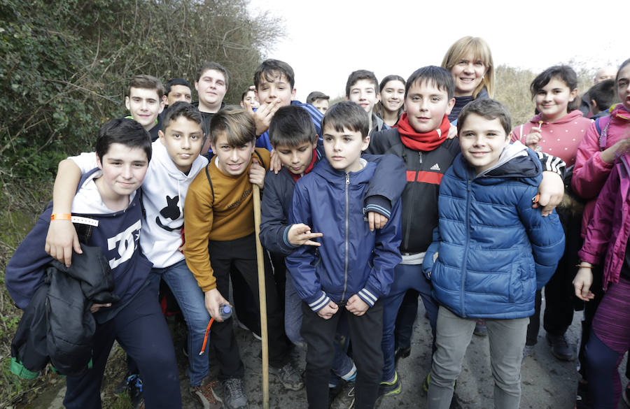 Leire Ziarsolo (la profesora) e Ibai, Borja, Xabier, Unai, Mikel Aratz, Edgar, Artiz y Egoitz, alumnos del instituto de Zorroza, cambiaron las aulas por el monte y se lo pasaron en grande.