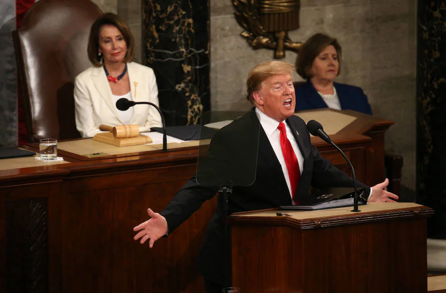 La presidenta de la Cámara de Representantes, Nancy Pelosi, observa a Trump mientras pronuncia su segundo discurso sobre el Estado de la Unión en el Congreso de los Estados Unidos.