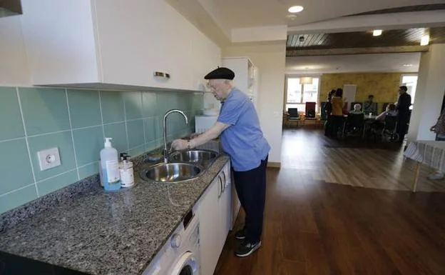 Los mayores de la residencia Sagrado Corazón tienen un espacio para cocinar tras la reforma. 