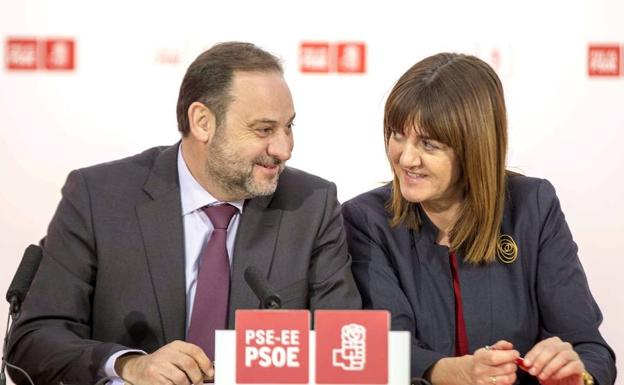 Idoia Mendia charla con el ministro de Fomento y 'número 2' del PSOE , José Luis Ábalos.