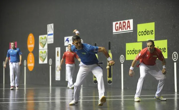 Urrutikoetxea golpea la pelota en el partido del torneo de Parejas, en Bilbao.