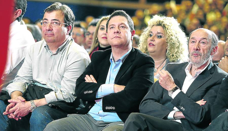 Guillermo Fernández Vara y Emiliano García-Page, junto a Pérez Rubalcaba en un acto del partido.