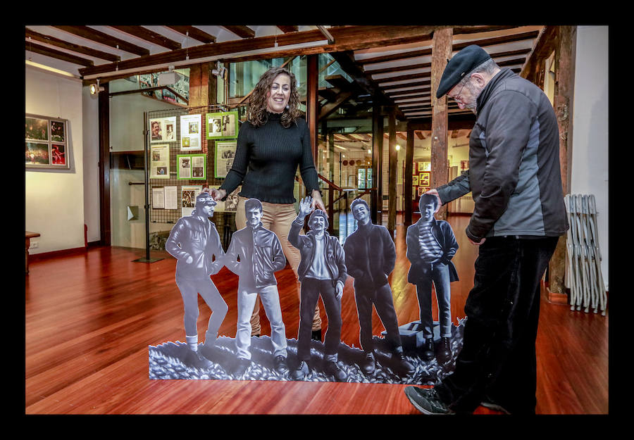 Una amplia muestra de fotografías, dibujos y audiovisuales retrata al grupo creado hace 40 años y sitúa a sus músicos en el pueblo 