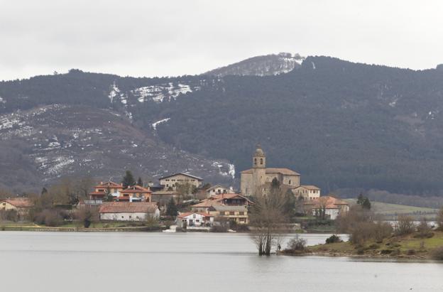 El agua embalsada roza las aldeas del entorno.