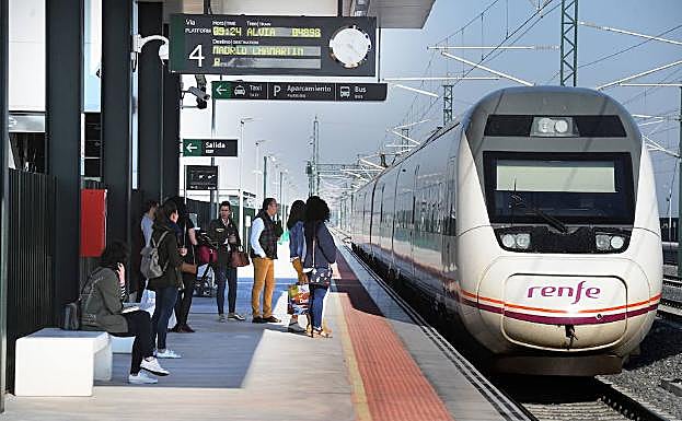 Varios pasajeros esperan el AVE en la estación de Medina del Campo (Valladolid) 