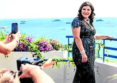 Imagen secundaria 1 - Arriba, la ahora mujer de negocios se sube en su 'porsche' blanco. Abajo, a la izquierda, vestida de largo para el Festival de Cannes. Abajo a la derecha, con sus tres nietos más pequeños en una imagen distribuida por ella misma en Twitter.