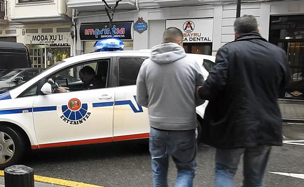 La Ertzaintza, en el momento de la detención de uno de los implicados en el asalto al chalé en Sopela.