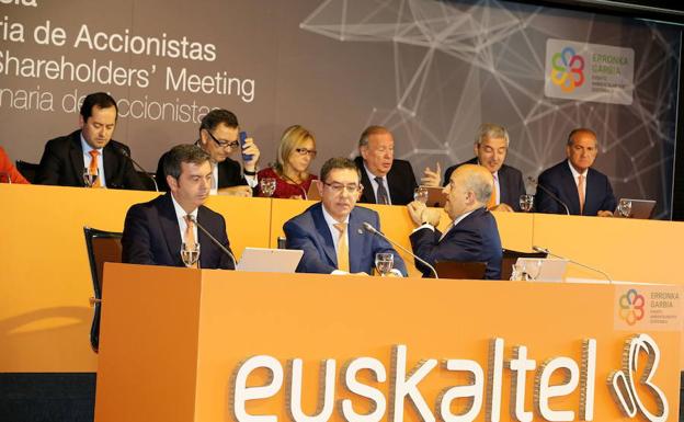 Imagen de una junta de accionistas de Euskaltel.