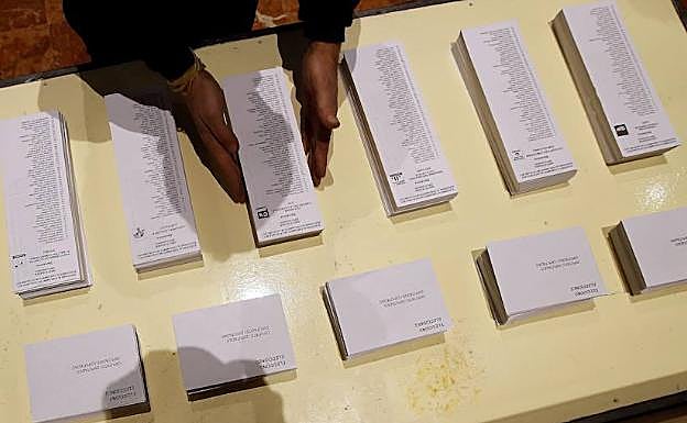 Papeleta en una mesa electoral. 