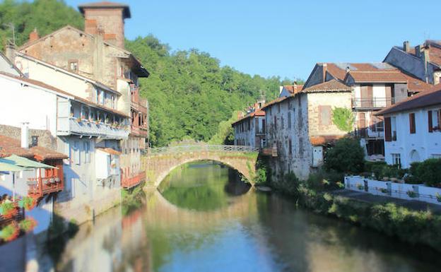 El río Nive a su paso por Donibane Garazi.