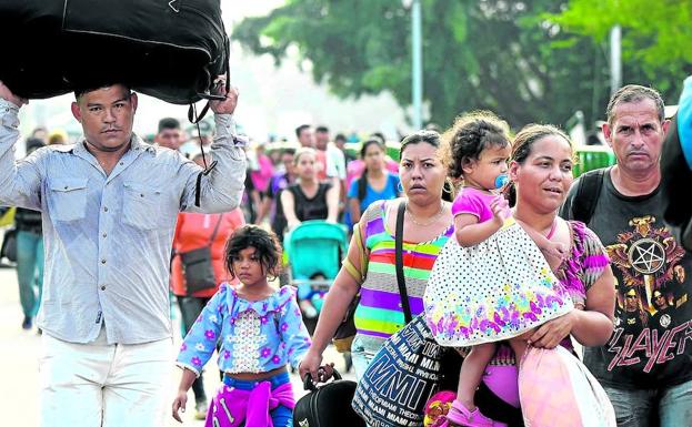 Venezolanos cruzan el puente internacional Simón Bolívar hacia la ciudad colombiana de Cúcuta, uno de los puntos a los que llegará la ayuda humanitaria.