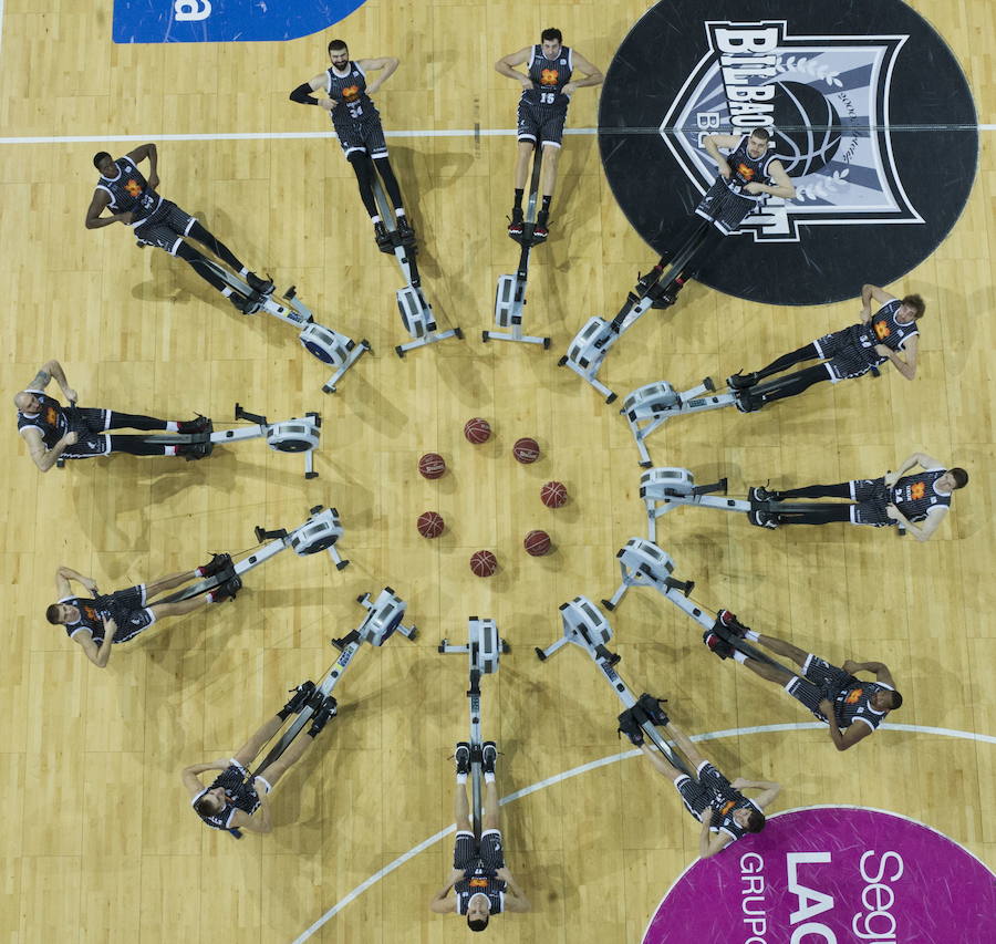 Los jugadores del Bilbao Basket en una imagen cenital con ergonómetros.