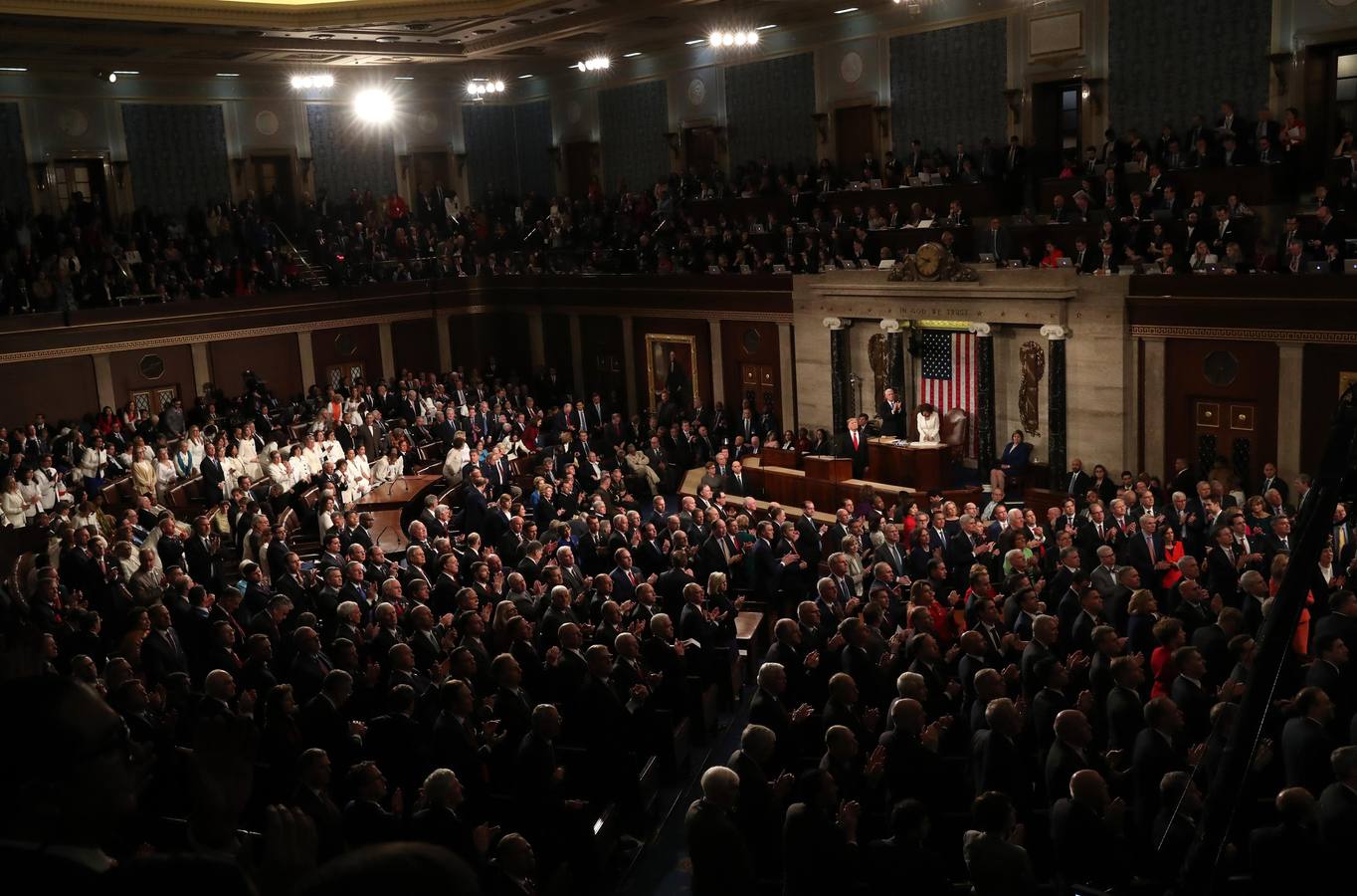 Los asistentes aplauden cuando el presidente Trump pronuncia su segundo discurso sobre el Estado de la Unión en una sesión conjunta del Congreso de los Estados Unidos en la Cámara de la Cámara de Representantes en Capitol Hill, Washington, el 5 de febrero.