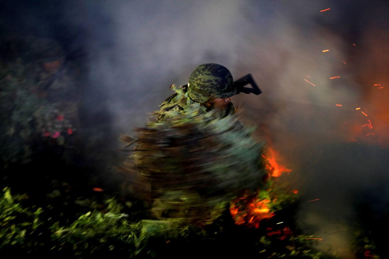 Un soldado quema una plantación ilegal de opio cerca de Pueblo Viejo en la Sierra Madre del Sur, en el estado sureño de Guerrero, México.