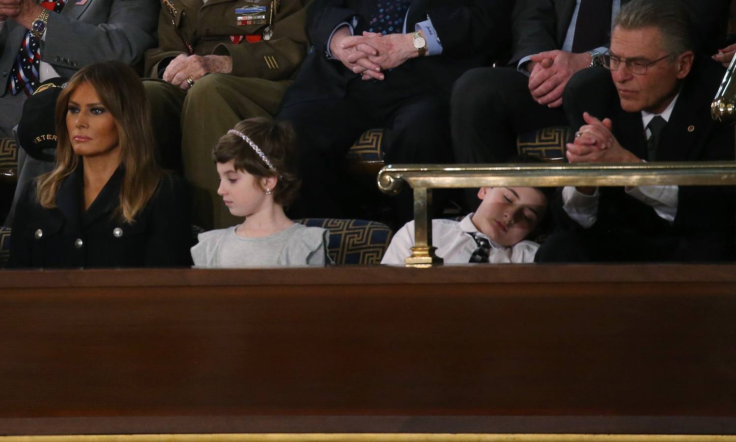 Joshua Trump, de 11 años, se queda dormido en la casilla de la primera dama durante el discurso sobre el estado de la Unión del presidente Trump en Washington, el 5 de febrero.