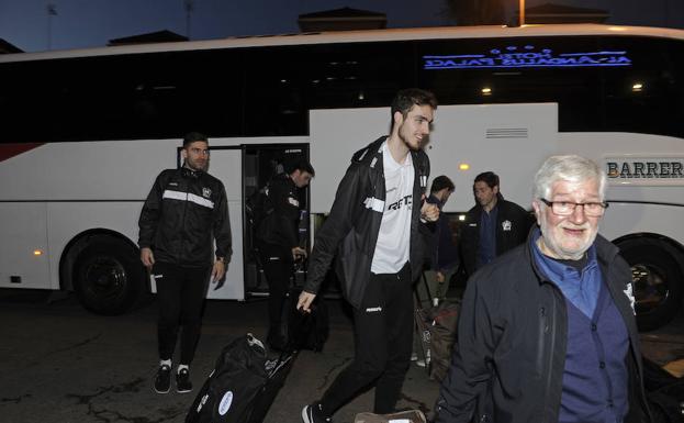 Jugadores del Bilbao Basket a su llegada a Sevilla.