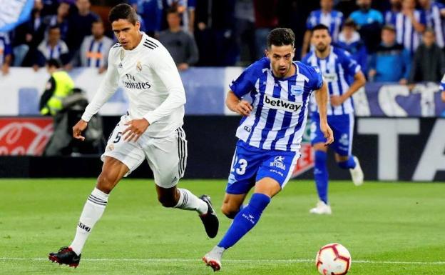 Jony, en carrera lanzada, es perseguido por Varane en el encuentro de la primera vuelta ante el Real Madrid. 