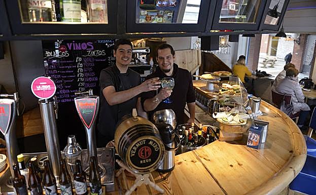 Mario del Arco y Jorge Hume brindan en la barra del local.