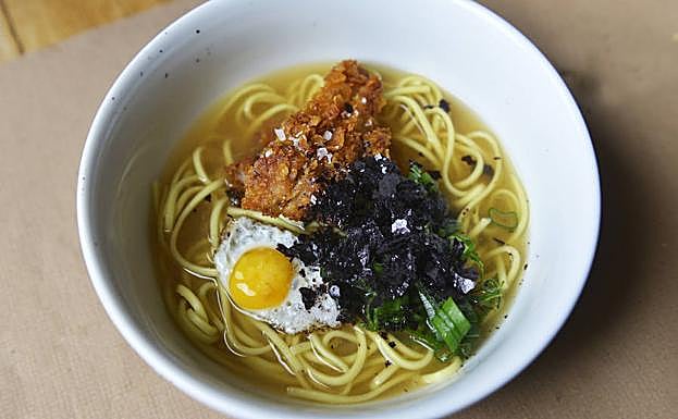 Ramen con pollo crujiente, sal negra y huevito de codorniz