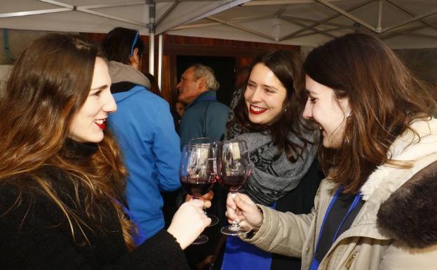 Un grupo de chicas brinda durante la celebración del Uztaberri Eguna en Lapuebla de labarca. 