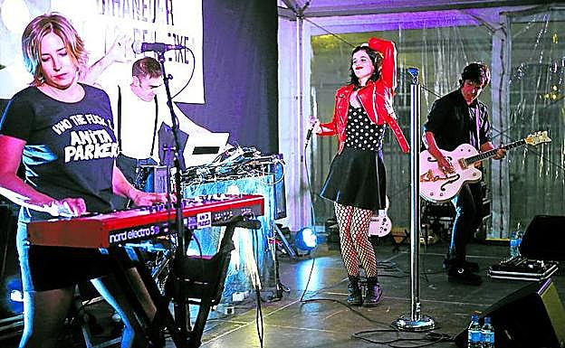 Anita Parker durante un concierto en el Jardín de Falerina.