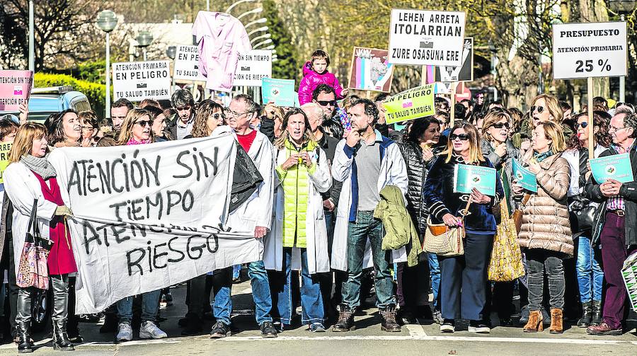 Profesionales de Atención Primaria de todo el País Vasco se manifestaron ayer en Vitoria para denunciar la situación del servicio.