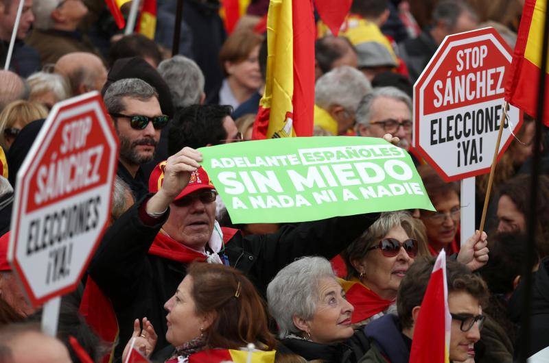 PP, Ciudadanos y Vox concentran a miles de manifestantes en la Plaza de Colón