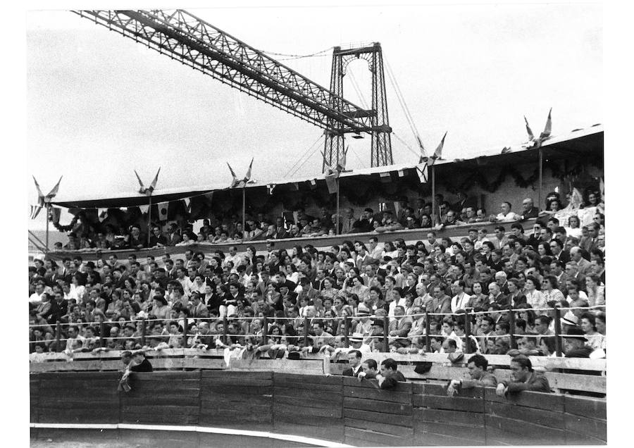Publico durante una corrida en la Plaza de toros de Las Arenas en 1945 con el Puente Colgante al fondo.