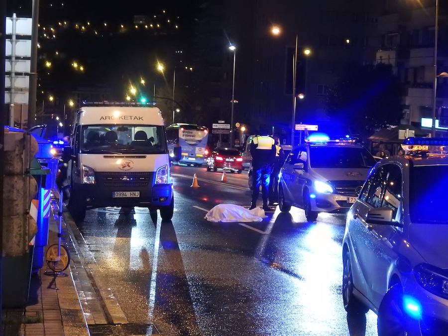 Agentes de la Policía Municipal de Bilbao esperan al levantamiento del cadáver.