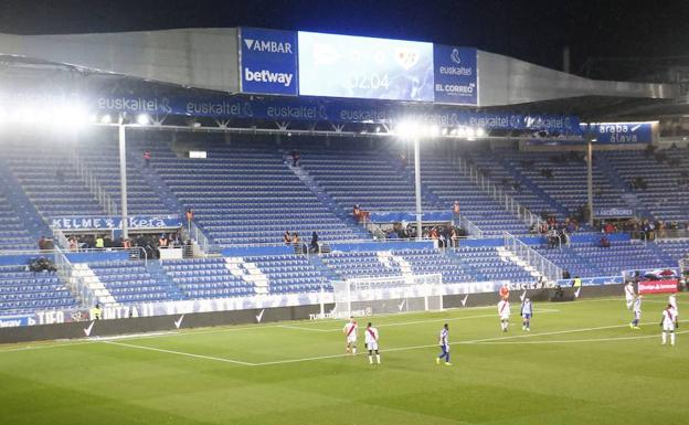 Ante el Rayo (lunes 28 de enero), las gradas de Mendizorroza permanecieron casi vacías hasta el minuto 5 de partido para mostrar la queja y disconformidad de la afición. 