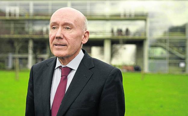 Enrique Echeburúa, en los jardines de la UPV en San Sebastián.