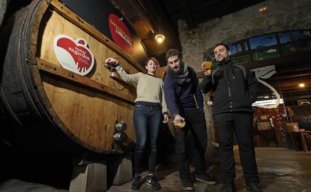 La manzana roja en la kupela anuncia que la sidra se elabora con manzanas propias. 