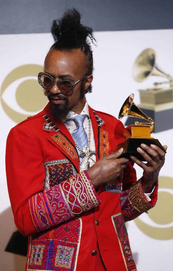 El cantante estadounidense Fantastic Negrito posa con su premio.