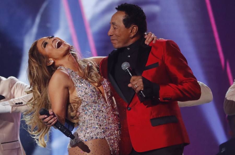 Jennifer Lopez con Smokey Robinson.